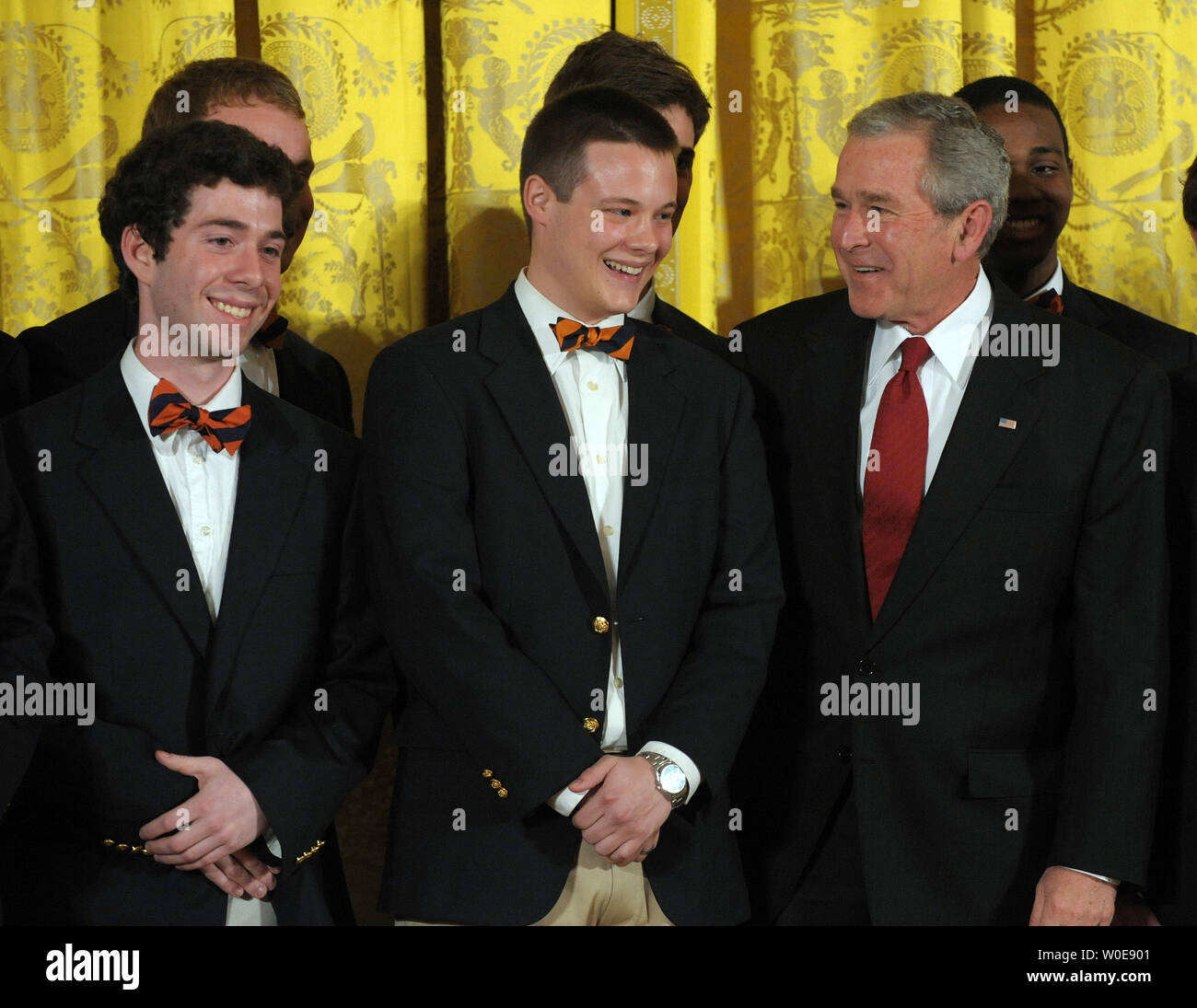 Stati Uniti Il Presidente George W Bush chat con i membri della Virginia colleghi, parte dell'università di Virginia Glee Club, dopo una celebrazione in onore di Thomas Jefferson's 265compleanno nella Sala Est della Casa Bianca della Casa Bianca a Washington il 14 aprile 2008. (UPI foto/Roger L. Wollenberg) Foto Stock