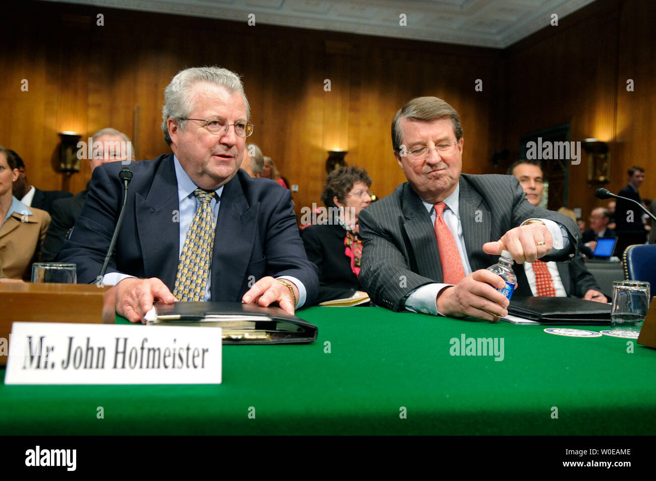 John Hofmeister (L), presidente della Shell Oil Company, e Peter Robertson, vice presidente della Chevron Corporation, parlare prima testimonianza prima un Senato Comitato Giudiziario audizione sull'aumento dei prezzi del petrolio a Washington il 21 maggio 2008. (UPI foto/Kevin Dietsch) Foto Stock