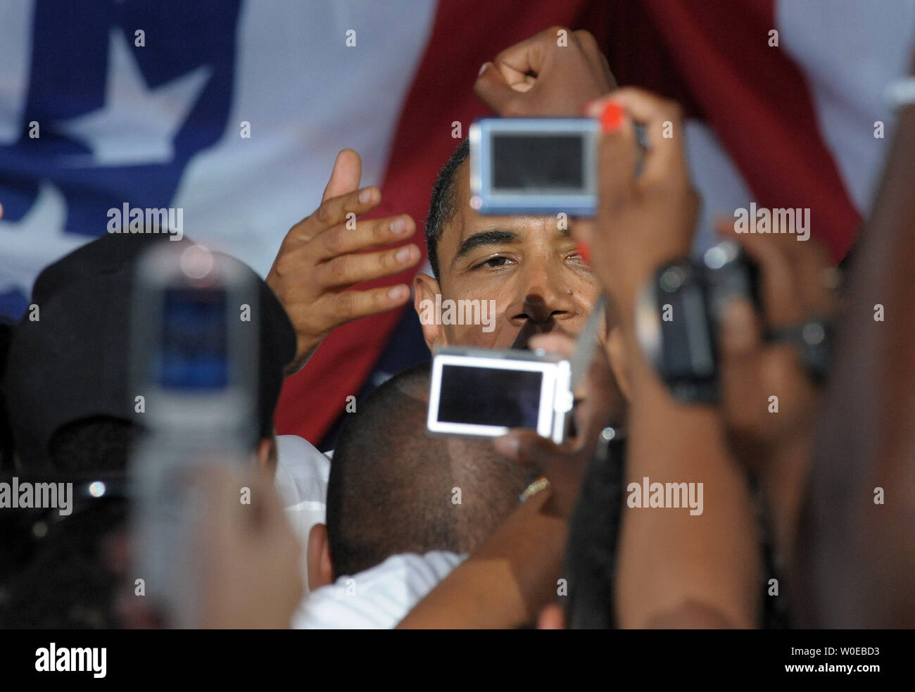 Candidato presidenziale democratico Sen. Barack Obama, D-il, scuote le mani con i sostenitori dopo aver affrontato una folla di migliaia di Nissan Pavilion di Bristow Virginia, il 5 giugno 2008. Obama ha rivendicato la nomina del partito dopo egli refilato fuori il Sen. Hillary Rodham Clinton, D-NY. Clinton dovrebbe ammettere la gara del 7 giugno. (UPI foto/Roger L. Wollenberg) Foto Stock