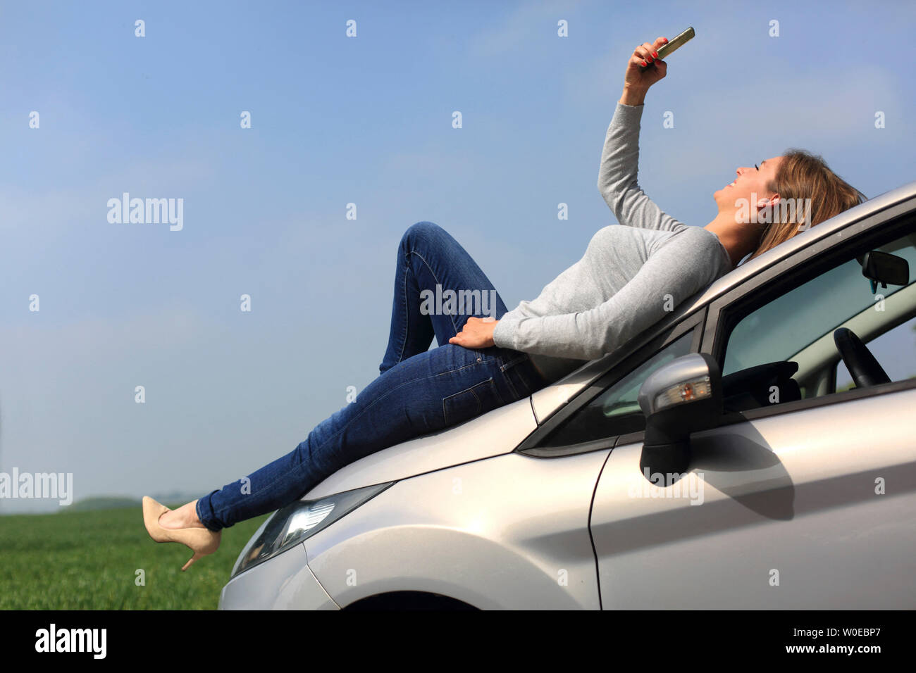 Giovane donna sulla vettura è Foto Stock