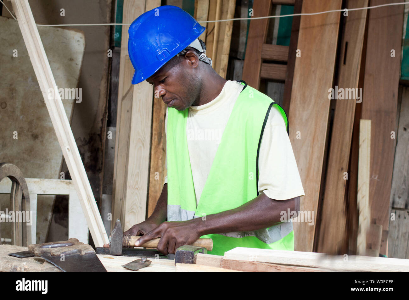 Mattino , il falegname mette tutte le sue apparecchiature in posizione prima di iniziare a lavorare. Foto Stock
