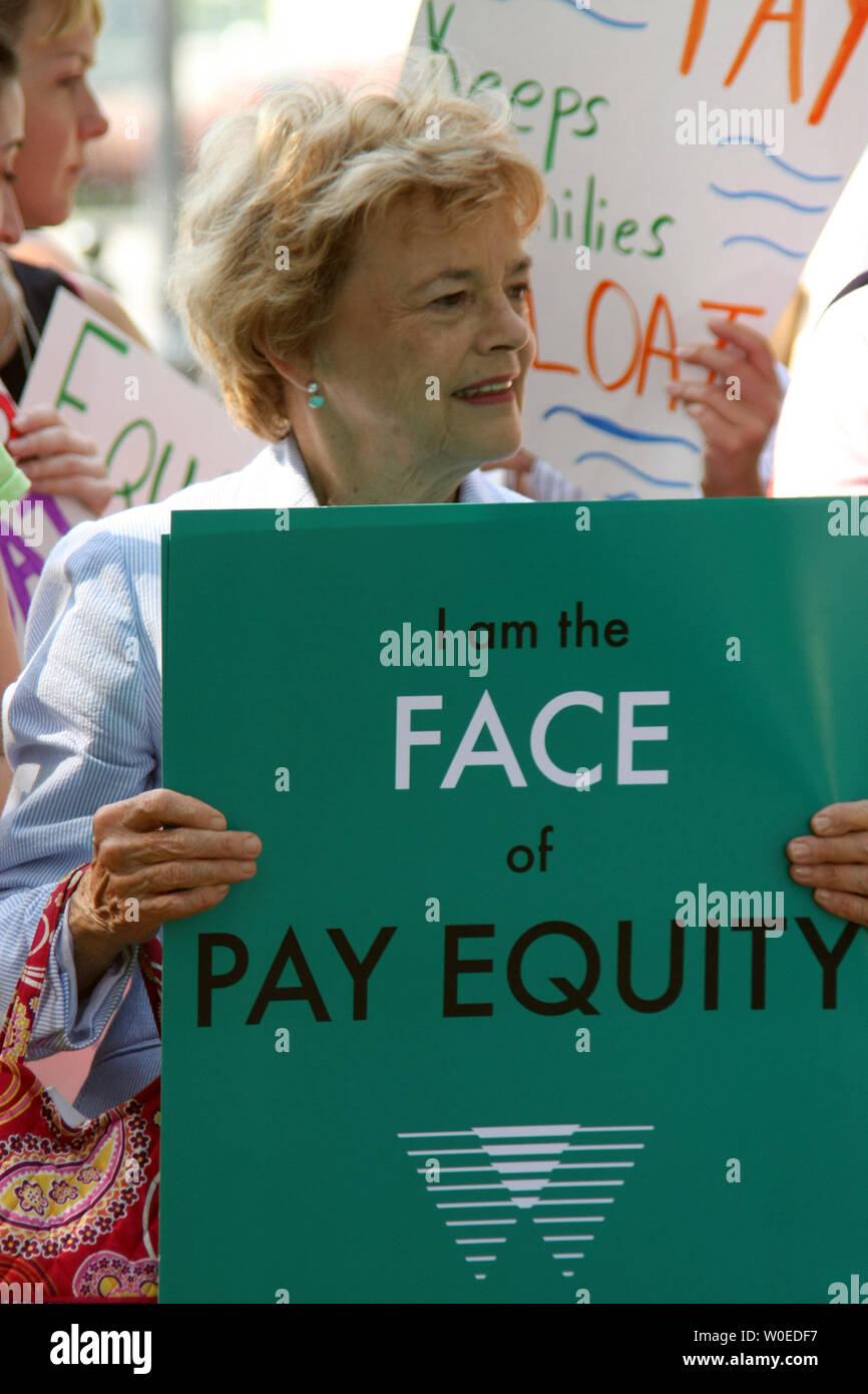 I manifestanti mostrano il loro sostegno della busta paga equità Act e il Lilly Ledbetter Fair Pay Act in un rally detenute dalla femmina i deputati democratici del Congresso a Washington il 17 luglio 2008. Il Lilly Ledbetter Fair Pay Act è stata passata in Aula lo scorso anno e il rally invita il senato a fare lo stesso. (UPI foto/Jack Hohman) Foto Stock