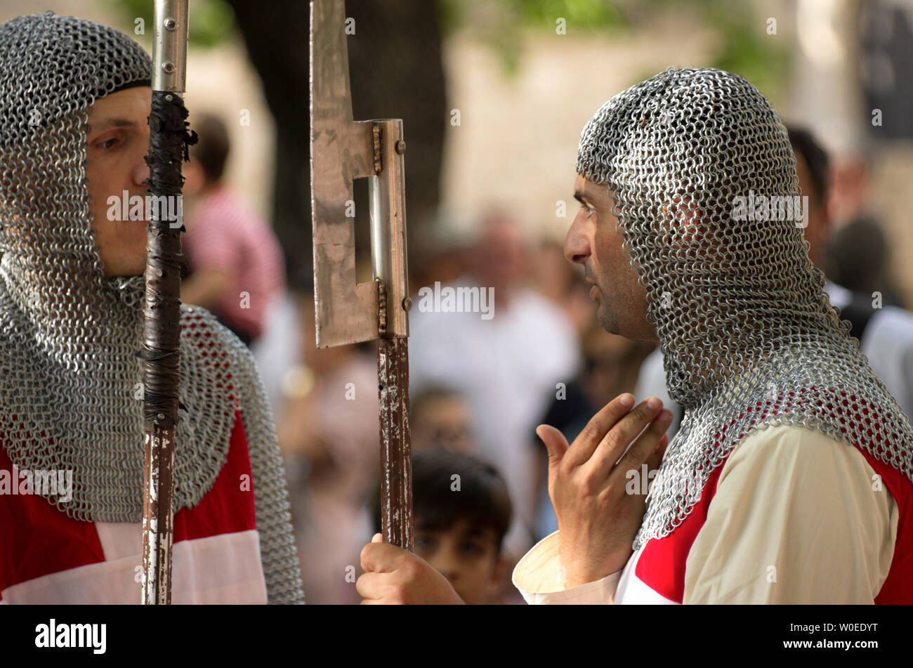 Città vecchia di Rodi, Grecia - 01 Giugno 2019: Medievale annuale Festival di rose. Cristiano-Cavalieri Ospitalieri con lance Foto Stock