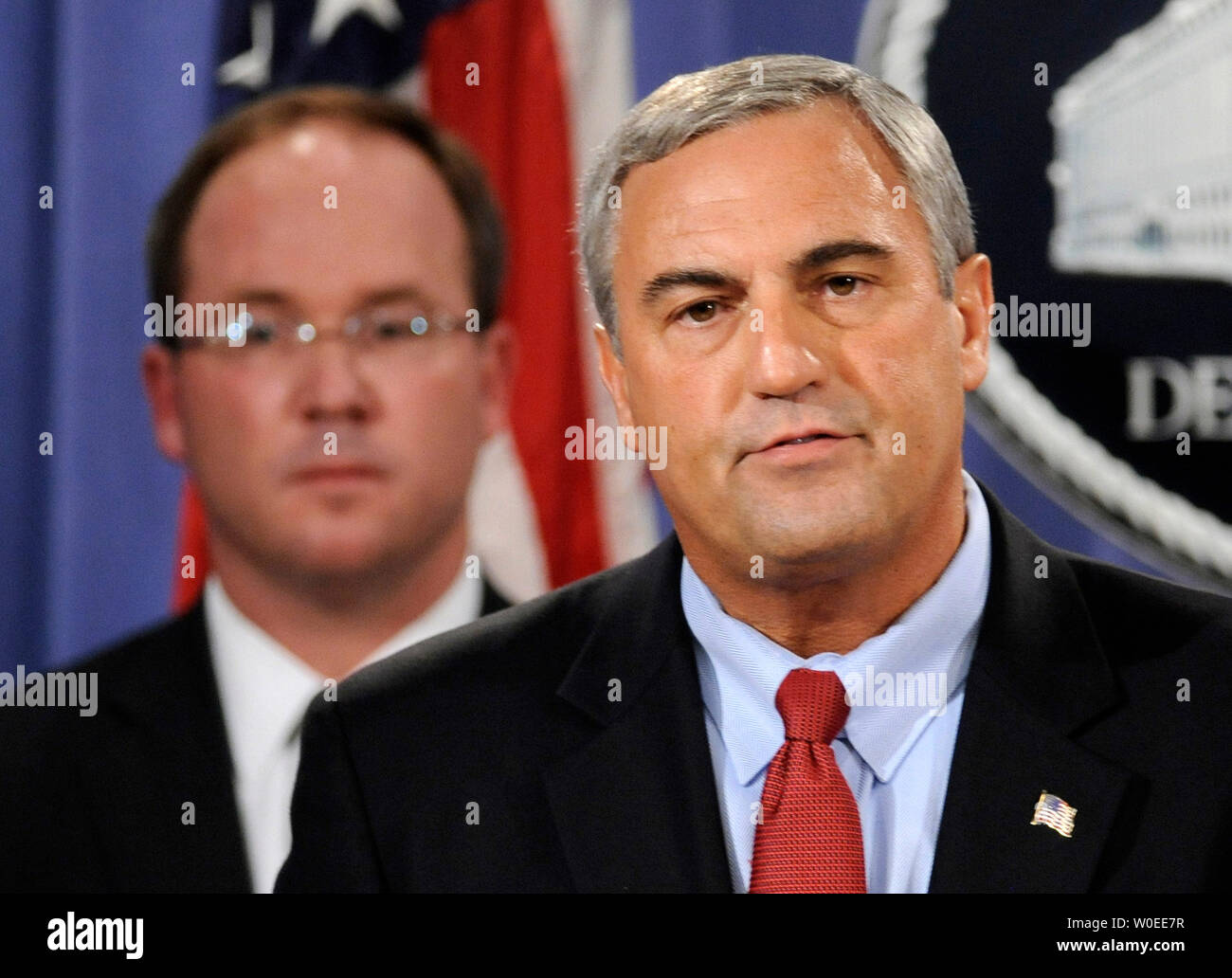 Giuseppe Persichini Jr. (R), Assistente direttore in carica, FBI Washington Field Office, parla al fianco di Jeffrey Taylor, U.S. Avvocato per il Distretto di Columbia, durante una conferenza stampa rilasciando il grad giuria documenti relativi all'antrace mailing di 2001 presso i dipartimenti di giustizia a Washington il 6 agosto 2008. Bruce Ivins Edwards, il FBI in piombo del sospetto nel caso, si suicidò la scorsa settimana come gli investigatori si stavano preparando per la carica di lui con l' omicidio relativi agli attentati. Taylor ha detto che la giustizia Debarment aveva prove sufficienti per trovare Ivins colpevole al di là di ogni ragionevole dubbio. (UPI Foto Stock