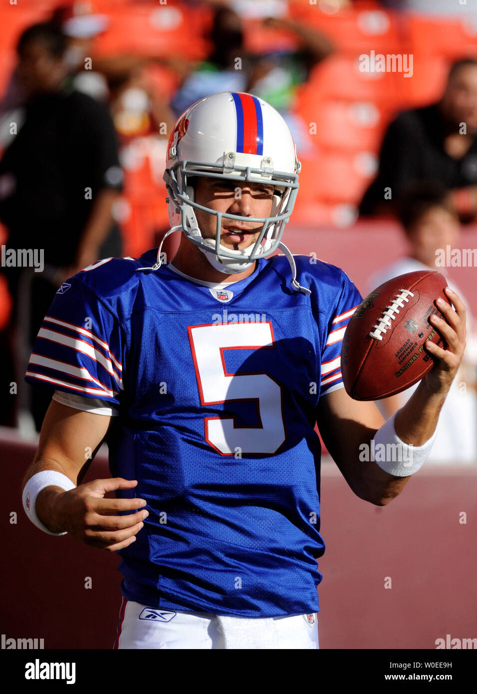 Buffalo Bills' quarterback Trent Edwards riscalda-up prima di fatture' pre-stagione partita contro Washington Redskins a FedEx in campo Landover, Maryland il 9 agosto 2008. (UPI foto/Kevin Dietsch) Foto Stock