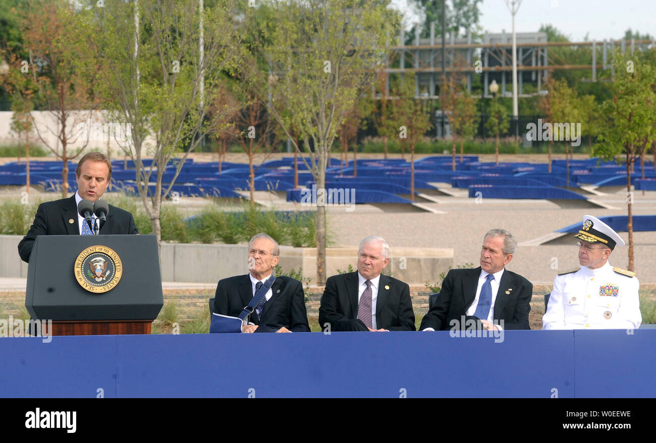 James J Laychak, Presidente del Pentagono Memorial Fund, offre un commento come, da sinistra a destra, ex Segretario della Difesa Donald Rumsfeld, il Segretario della Difesa Robert Gates, Presidente George W Bush e il Presidente del Comune di capi di Stato Maggiore Adm. Michael Mullen di ascoltare su durante il Pentagono Memorial inaugurazione, il settimo anniversario degli attacchi dell'11 settembre su il Pentagono e il World Trade Center di New York e al Pentagono di Arlington, in Virginia, il 11 settembre 2008. (UPI foto/Kevin Dietsch) Foto Stock