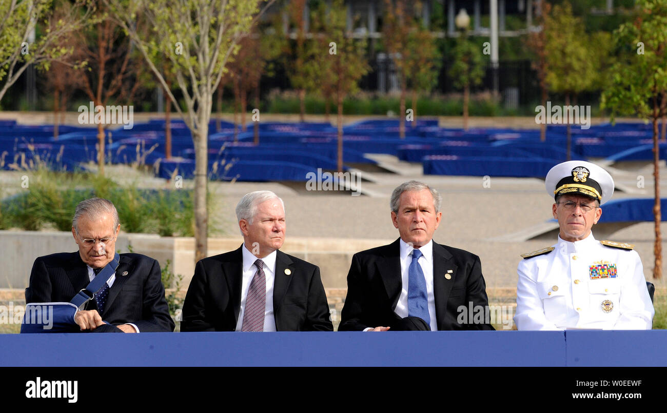 Da sinistra a destra, ex Segretario della Difesa Donald Rumsfeld, il Segretario della Difesa Robert Gates, Presidente George W Bush e il Presidente del Comune di capi di Stato Maggiore Adm. Michael Mullen sedersi nella partecipazione al Pentagono Memorial inaugurazione, il settimo anniversario degli attacchi dell'11 settembre su il Pentagono e il World Trade Center di New York e al Pentagono di Arlington, in Virginia, il 11 settembre 2008. (UPI foto/Kevin Dietsch) Foto Stock