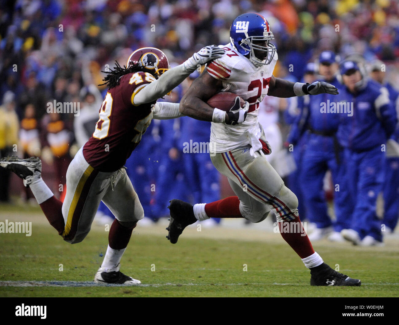 New York Giants running back Brandon (27) corre per un 9-cantiere guadagno contro Washington Redskins sicurezza Chris Horton (48) durante il quarto trimestre di FedEx Campo in Landover, Maryland il 30 novembre 2008. (UPI foto/Kevin Dietsch) Foto Stock