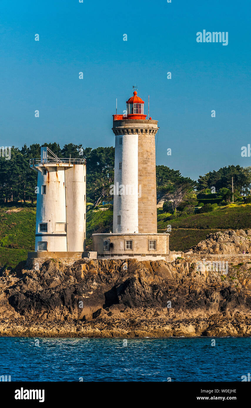 Francia, Bretagna, Goulet de Brest, Plouzané, Petit Minou faro (1848) e la vecchia torre del radar del semaforo della marina nazionale (Settore militare) Foto Stock