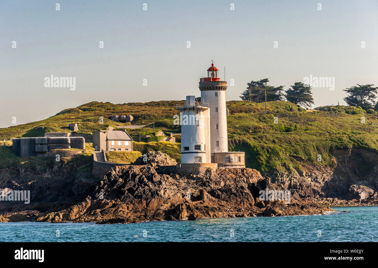 Francia, Bretagna, Goulet de Brest, Plouzané, Petit Minou faro (1848) e la vecchia torre del radar del semaforo della marina nazionale (Settore militare) Foto Stock