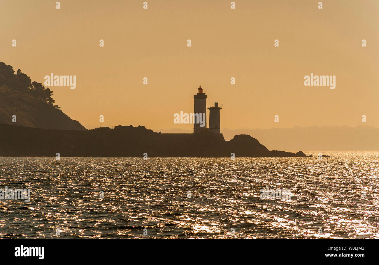 Francia, Bretagna, Goulet de Brest, Plouzané, Petit Minou faro (1848) e la vecchia torre del semaforo della marina nazionale Foto Stock