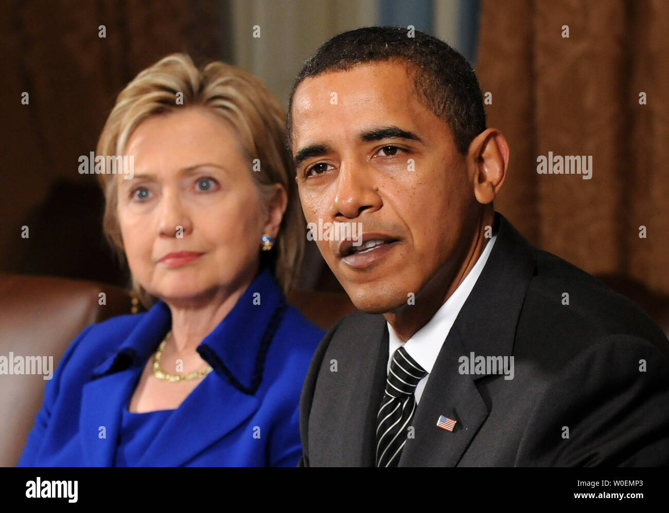 Il presidente Barack Obama parla a fianco il Segretario di Stato Hillary Clinton come egli offre commento circa ex senatore George Mitchell (D-ME) prossimo viaggio in Iraq per la Casa Bianca a Washington il 26 gennaio 2009. (UPI foto/Kevin Dietsch) Foto Stock