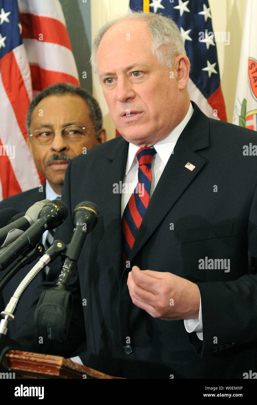 Appena nominato Governatore dell'Illinois Pat Quinn (R) fornisce il commento a fianco Sen. Roland Burris (D-il) nel corso di una conferenza stampa il loro recente incontro discutere gli effetti della ripresa americana e il reinvestimento Act del 2009 avrà su Illinois, il Campidoglio di Washington il 3 febbraio 2009. Quinn ha assunto la posizione da ex governatore Rob Blagojevich dopo che egli fu impeached per le accuse di corruzione e cattiva condotta in ufficio. (UPI foto/Kevin Dietsch) . Foto Stock