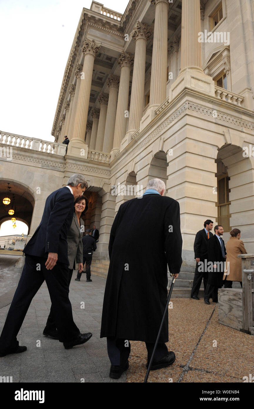 Il senatore John Kerry, D-MA, (C) saluta il Sen. Edward Kennedy, D-MA e sua moglie Vicki come Kennedy arriva per una votazione cloture sullo stimolo economico bill a Capitol Hill a Washington il 9 febbraio 2009. Il senato ha votato 61-36 per terminare la discussione sul disegno di legge che sarà probabilmente superato durante il voto di domani. (UPI foto/Roger L. Wollenberg) Foto Stock