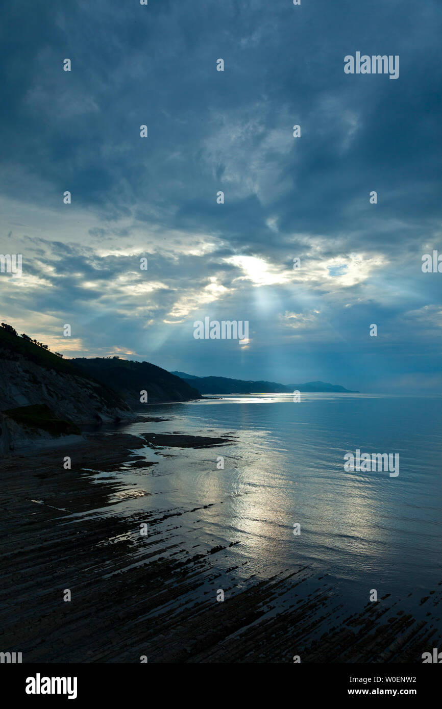 Flysch, Sakoneta beach, Deva, Gipuzkoa, il Paese Basco, la baia di Byscay, Spagna, Europa Foto Stock