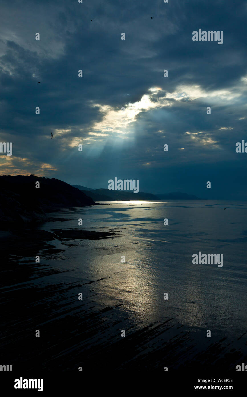 Flysch, Sakoneta beach, Deva, Gipuzkoa, il Paese Basco, la baia di Byscay, Spagna, Europa Foto Stock