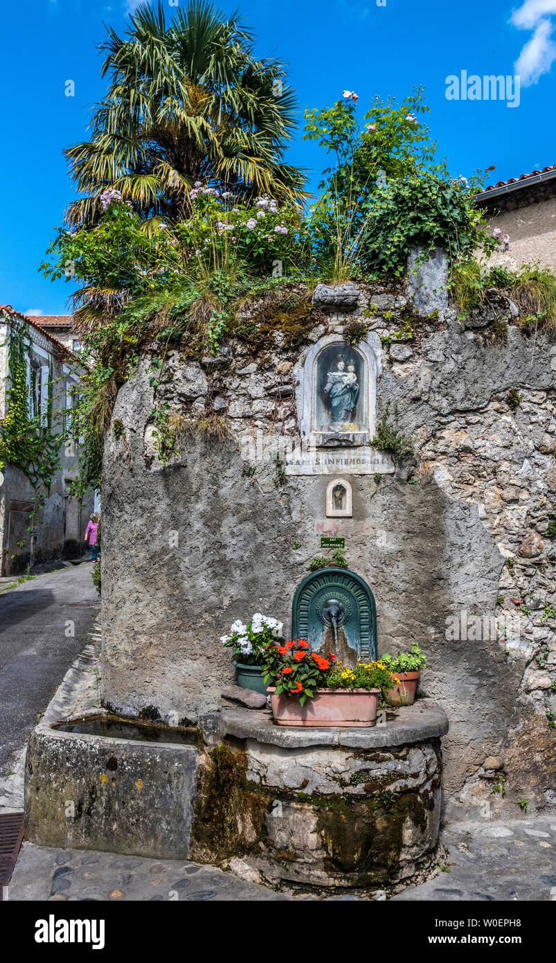 Francia, Piemonte dei Pirenei, Haute Garonne, Saint Bertrand de Comminges, faountain nel villaggio (Saint James way) (Patrimonio Mondiale UNESCO) (Più bei villaggi di Francia) Foto Stock