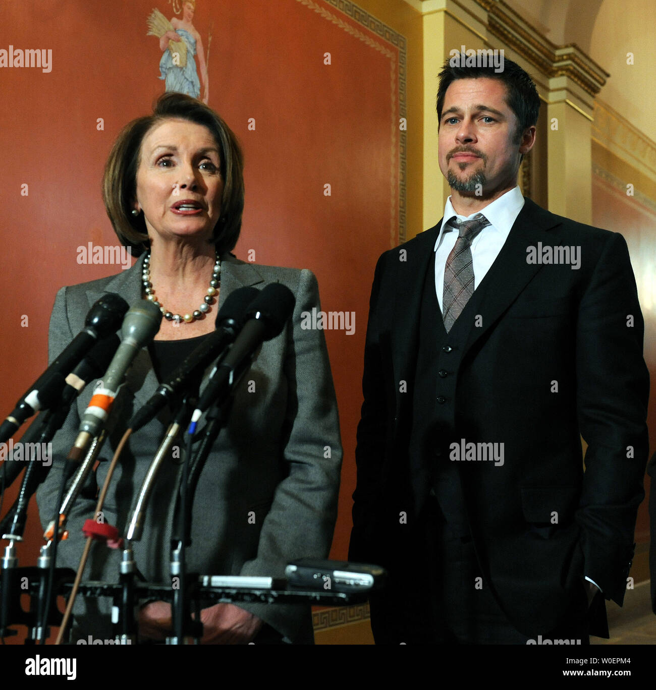 Presidente della Camera Nancy Pelosi, D-CA, e l'attore Brad Pitt parlare con i media prima di un incontro in materia di alloggi accessibili per coloro che hanno perso le loro case a New Orleans" 9. Ward durante l uragano Katrina sulla Capitol Hill a Washington il 5 marzo 2009. (UPI foto/Roger L. Wollenberg) Foto Stock