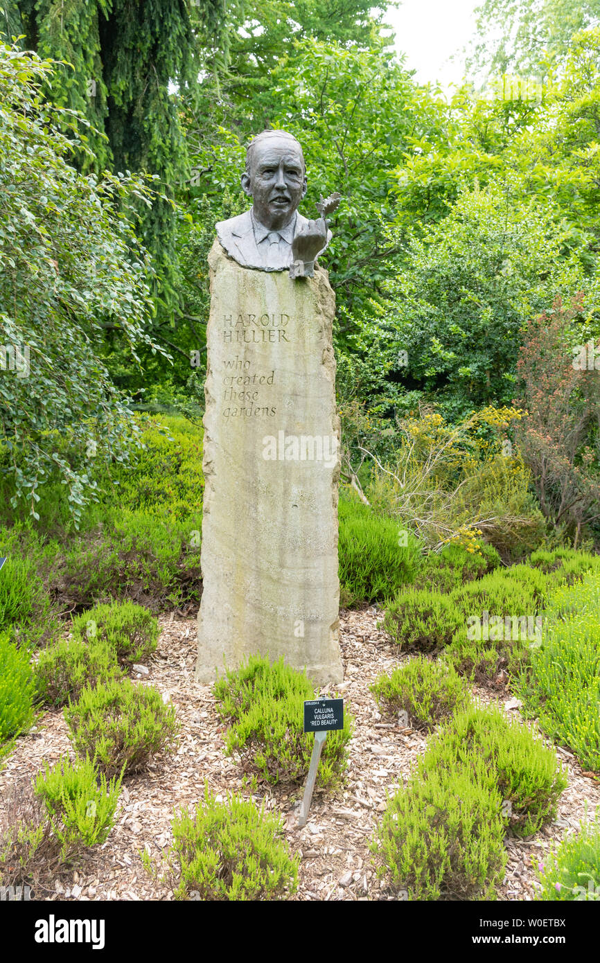 Statua o busto di Sir Harold Hillier a Hillier Giardini in Hampshire, Regno Unito, durante la stagione estiva Foto Stock