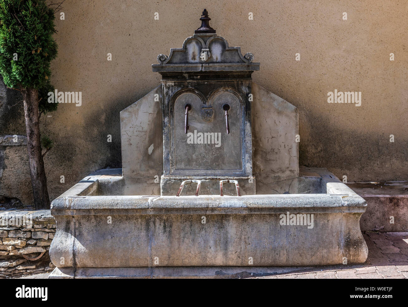 Regione Auvergne Rhoneâlpes: Nyons. fontana di pietra Foto Stock