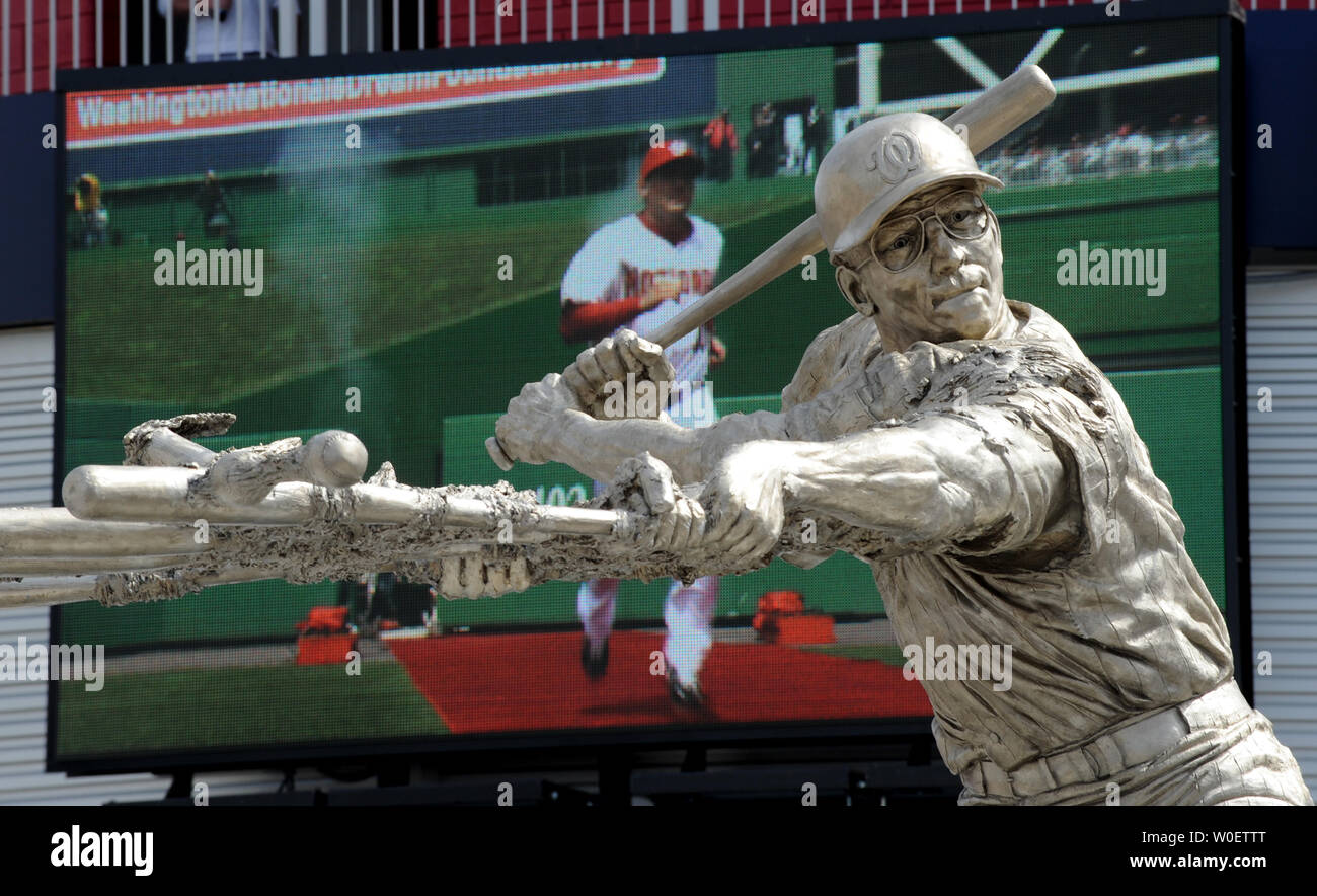 Una nuova scultura di Hall of Fame Washington senatori slugger Frank Howard è sul display nella parte anteriore di un gigante di monitor TV che mostra la introduzione dei cittadini terzo baseman Ryan Zimmerman a cittadini Park il giorno di apertura per i cittadini di Washington contro il Philadelphia Phillies il 13 aprile 2009 a Washington. Il Phillies ha vinto 9-8. (UPI foto/Pat Benic) Foto Stock