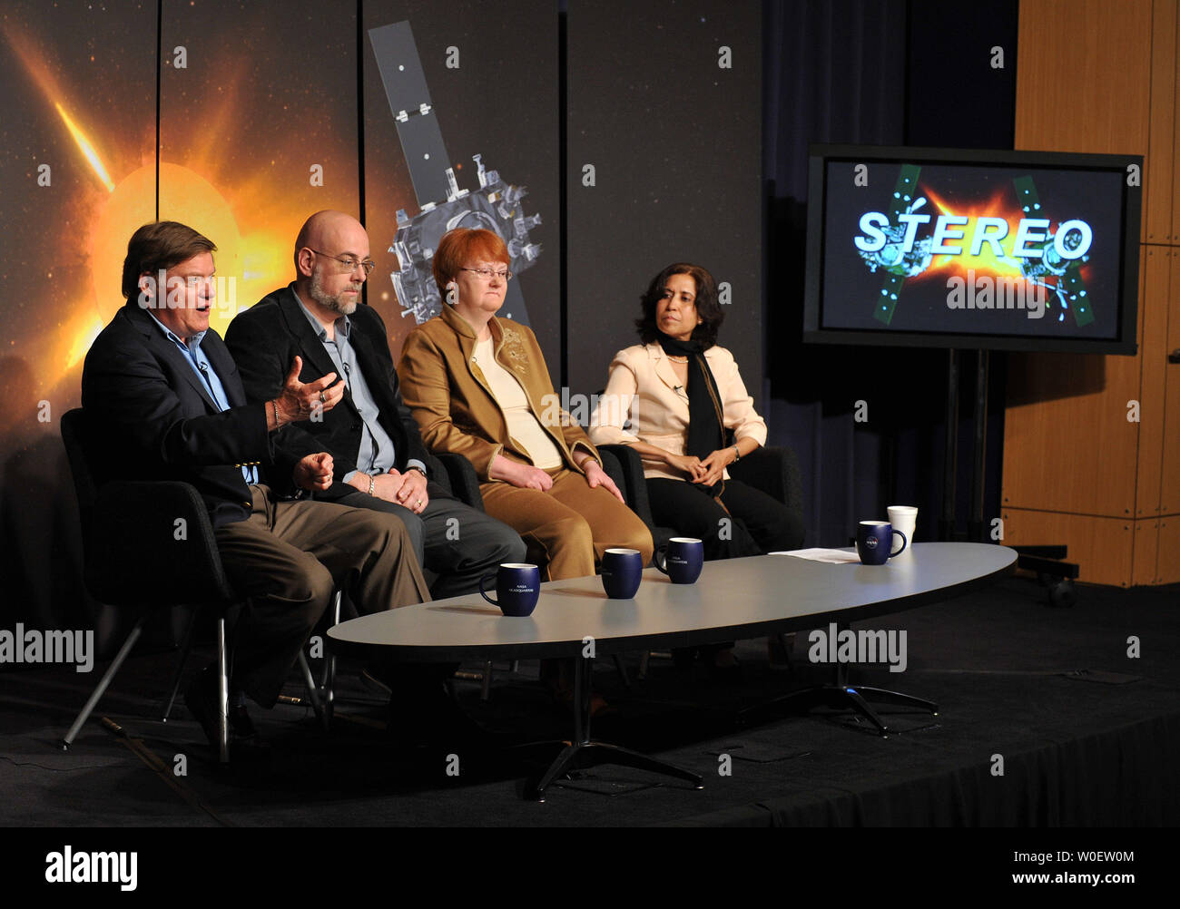 Michael Kaiser, (L) project scientist del solare relazioni terrestri Osservatorio alla NASA Goddard Space Flight Center; Angelos Vourlidas (2nd-L), project scientist presso il Sun collegamento di messa a terra e coronale Heliospheric inchiesta presso la Naval Research Laboratory; Antonietta Galvin (2nd-R), principal investigator del plasma e suprathermal ion strumento di composizione presso l'Università del New Hampshire a Durham; e Madhulika Guhathakurta, programma STEREO scienziato della NASA a sede; parla a una conferenza stampa della NASA nuove risultanze su il sole tempeste solari noti come coronale di espulsione di massa Foto Stock