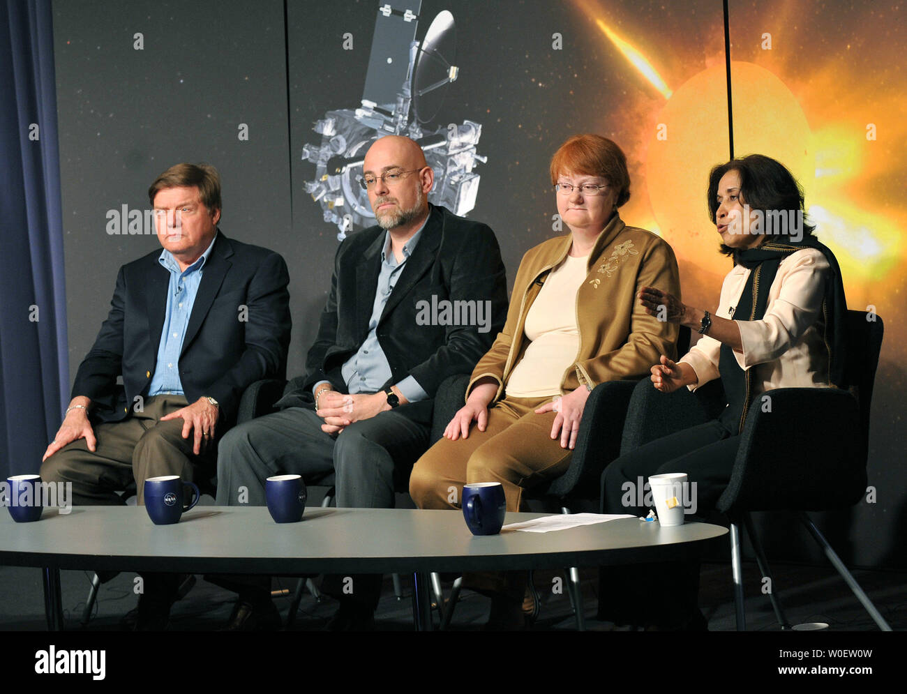 Michael Kaiser, (L) project scientist del solare relazioni terrestri Osservatorio alla NASA Goddard Space Flight Center; Angelos Vourlidas (2nd-L), project scientist presso il Sun collegamento di messa a terra e coronale Heliospheric inchiesta presso la Naval Research Laboratory; Antonietta Galvin (2nd-R), principal investigator del plasma e suprathermal ion strumento di composizione presso l'Università del New Hampshire a Durham; e Madhulika Guhathakurta, programma STEREO scienziato della NASA a sede; parla a una conferenza stampa della NASA nuove risultanze su il sole tempeste solari noti come coronale di espulsione di massa Foto Stock