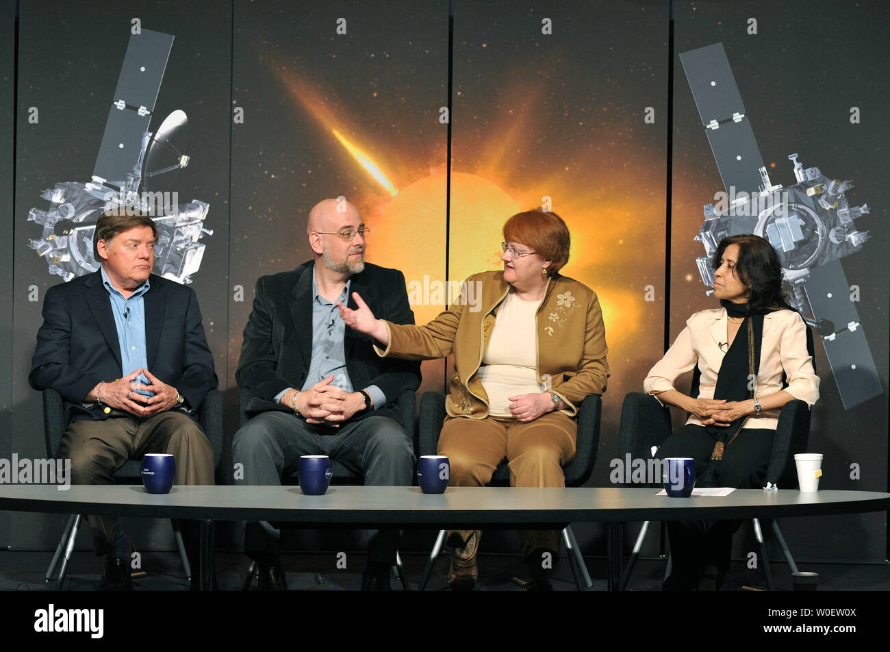Michael Kaiser, (L) project scientist del solare relazioni terrestri Osservatorio alla NASA Goddard Space Flight Center; Angelos Vourlidas (2nd-L), project scientist presso il Sun collegamento di messa a terra e coronale Heliospheric inchiesta presso la Naval Research Laboratory; Antonietta Galvin (2nd-R), principal investigator del plasma e suprathermal ion strumento di composizione presso l'Università del New Hampshire a Durham; e Madhulika Guhathakurta, programma STEREO scienziato della NASA a sede; parla a una conferenza stampa della NASA nuove risultanze su il sole tempeste solari noti come coronale di espulsione di massa Foto Stock