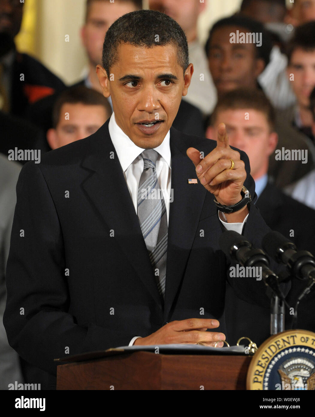 Stati Uniti Il presidente Barack Obama si congratula con l'Università della Florida Gators football team a vincere il 2009 BCS Campionato Nazionale nella Sala Est della Casa Bianca a Washington il 23 aprile 2009. (UPI foto/Roger L. Wollenberg) Foto Stock