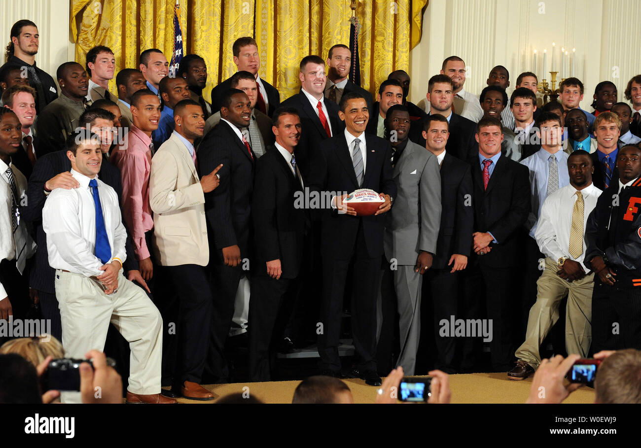 Stati Uniti Il presidente Barack Obama sta per una fotografia con l'Università della Florida Gators football team, che ha vinto il 2009 BCS Campionato Nazionale, nella Sala Est della Casa Bianca a Washington il 23 aprile 2009. (UPI foto/Roger L. Wollenberg) Foto Stock