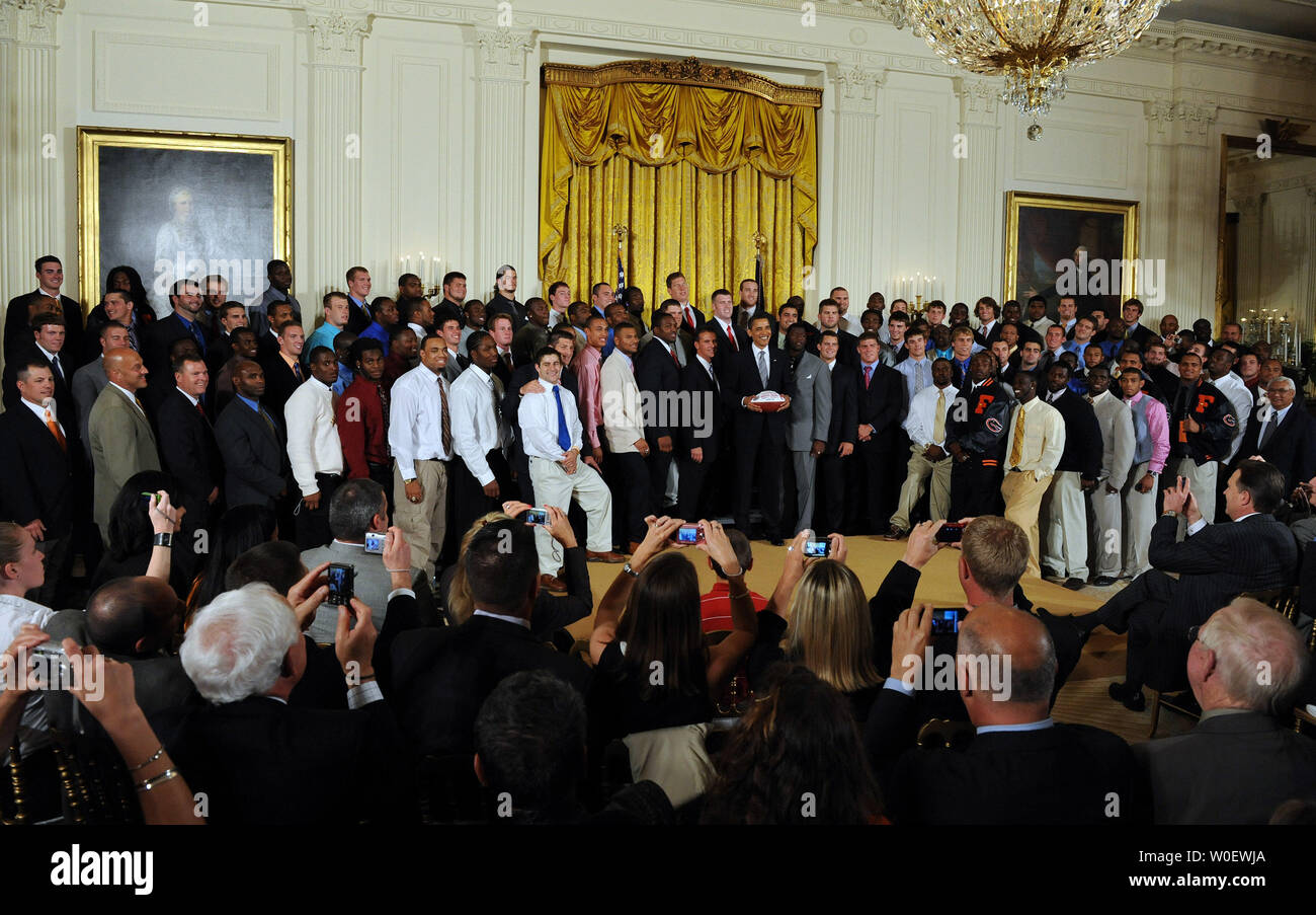 Stati Uniti Il presidente Barack Obama sta per una fotografia con l'Università della Florida Gators football team, che ha vinto il 2009 BCS Campionato Nazionale, nella Sala Est della Casa Bianca a Washington il 23 aprile 2009. (UPI foto/Roger L. Wollenberg) Foto Stock