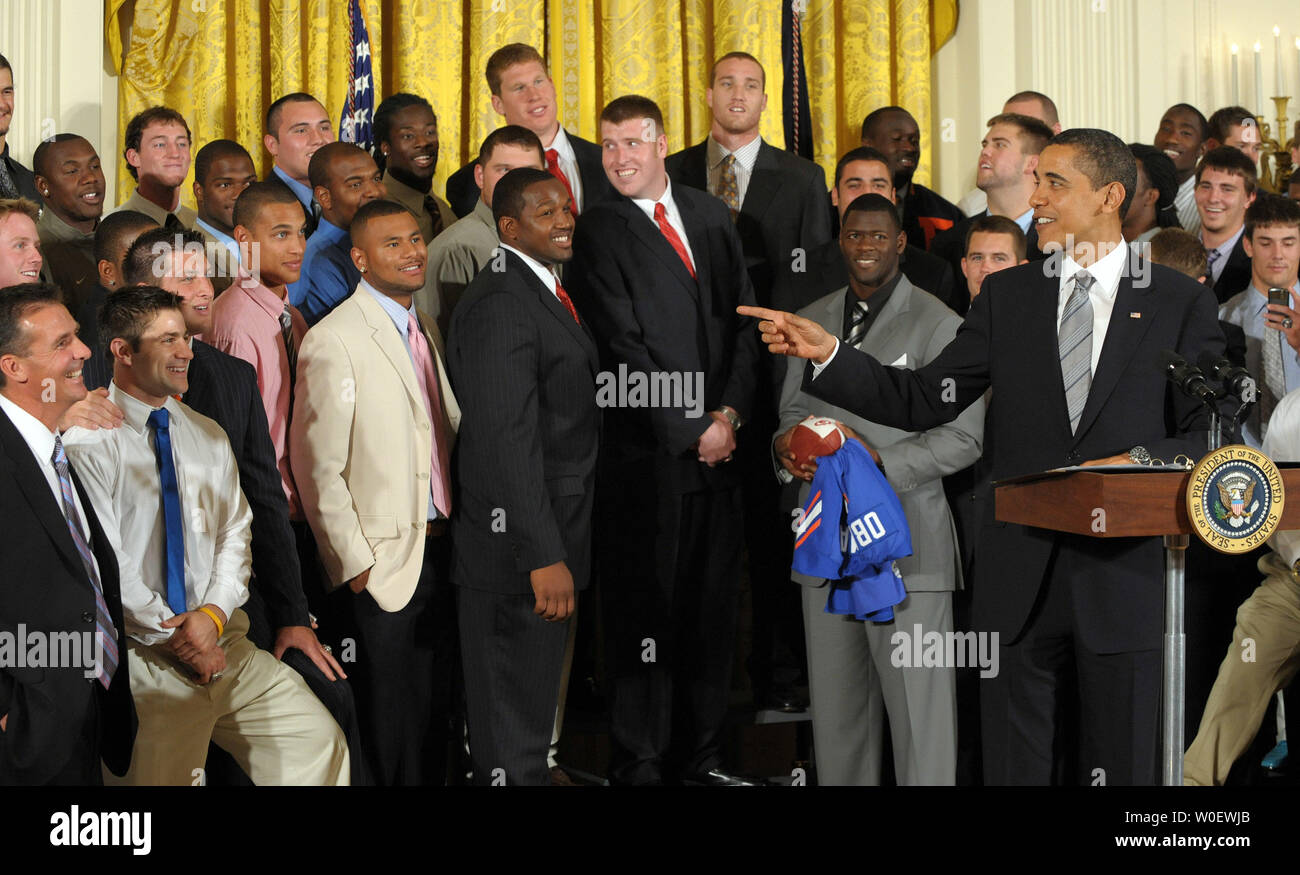 Stati Uniti Il presidente Barack Obama si congratula con l'Università della Florida Gators football team a vincere il 2009 BCS Campionato Nazionale nella Sala Est della Casa Bianca a Washington il 23 aprile 2009. (UPI foto/Roger L. Wollenberg) Foto Stock