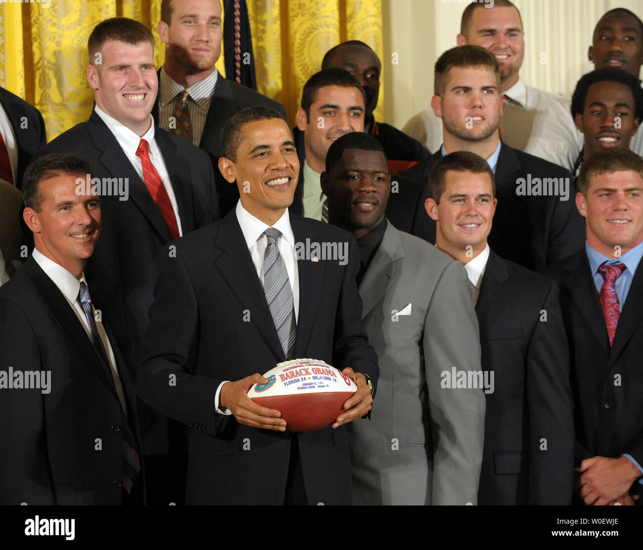 Stati Uniti Il presidente Barack Obama sta per una fotografia con l'Università della Florida Gators football team, che ha vinto il 2009 BCS Campionato Nazionale, nella Sala Est della Casa Bianca a Washington il 23 aprile 2009. (UPI foto/Roger L. Wollenberg) Foto Stock