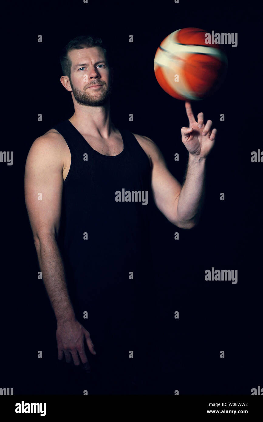30 anni di vecchio uomo, con basket Foto Stock