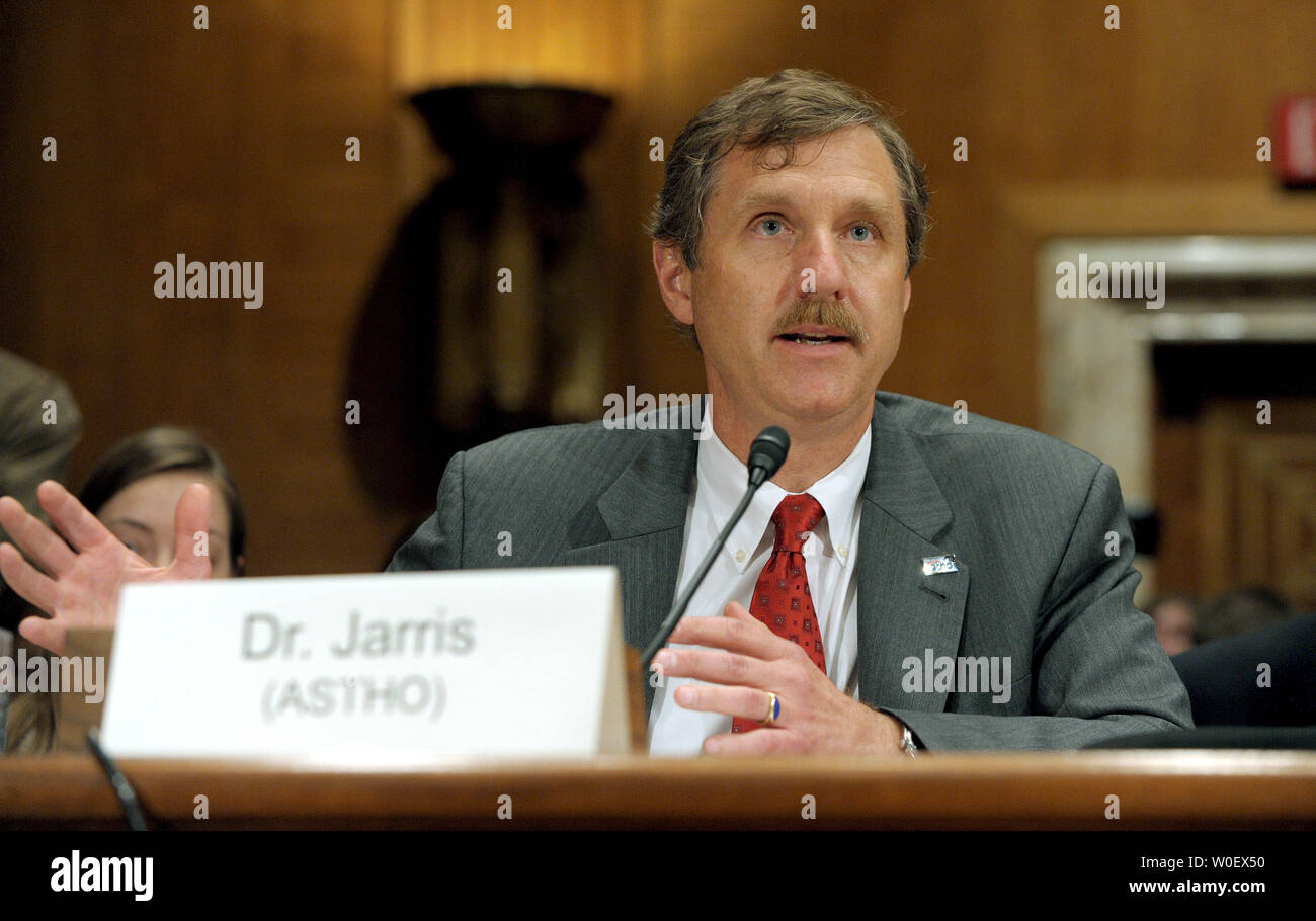 Paolo Jarris, direttore esecutivo della Associazione di stato territoriale e i funzionari sanitari, testimonia durante un senato stanziamenti del lavoro, la salute e i servizi umani, l'istruzione e le relative agenzie di audizione del sottocomitato sulla sanità pubblica risposta all'influenza suina sul Campidoglio di Washington il 28 aprile 2009. (UPI foto/Roger L. Wollenberg) Foto Stock