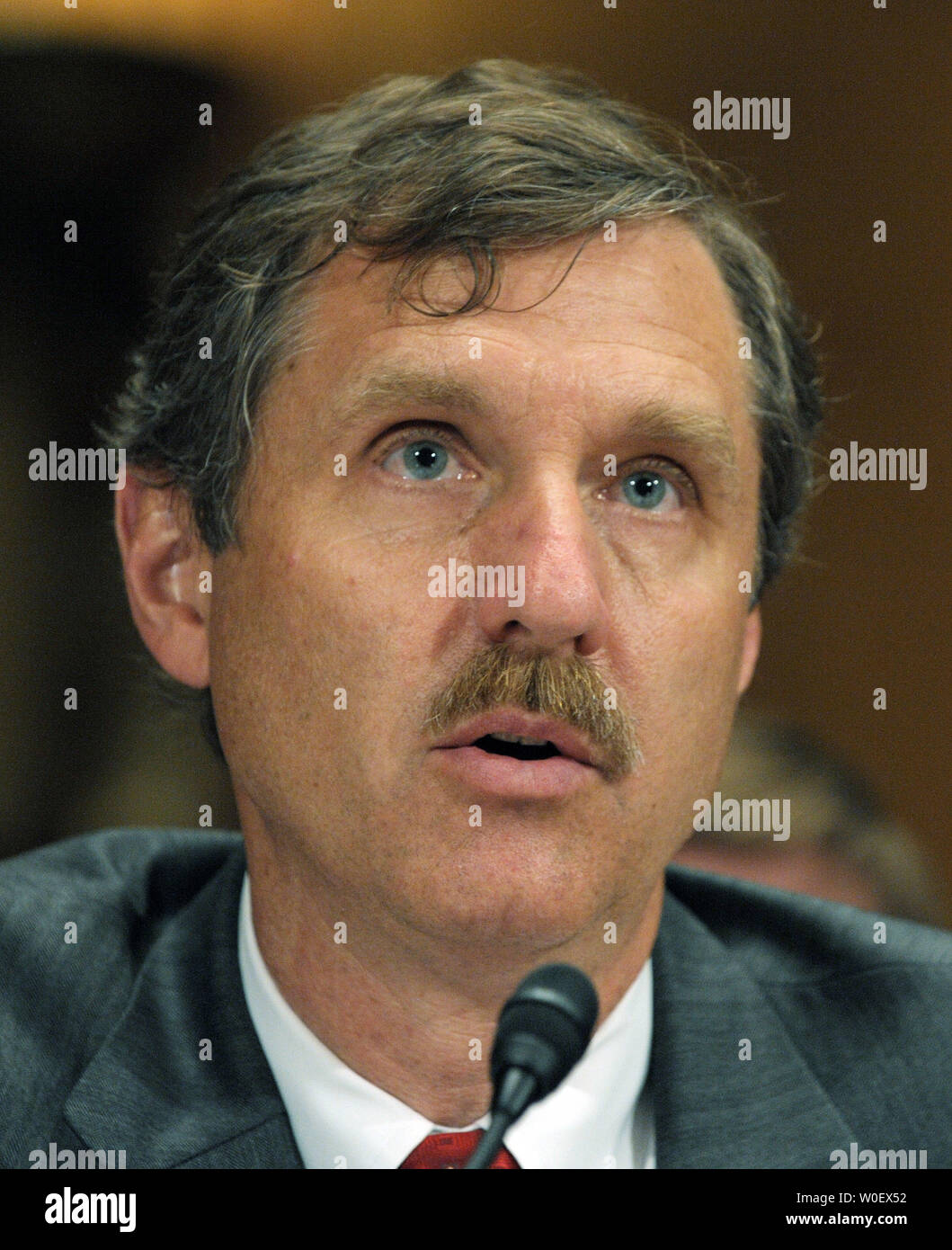 Paolo Jarris, direttore esecutivo della Associazione di stato territoriale e i funzionari sanitari, testimonia durante un senato stanziamenti del lavoro, la salute e i servizi umani, l'istruzione e le relative agenzie di audizione del sottocomitato sulla sanità pubblica risposta all'influenza suina sul Campidoglio di Washington il 28 aprile 2009. (UPI foto/Roger L. Wollenberg) Foto Stock