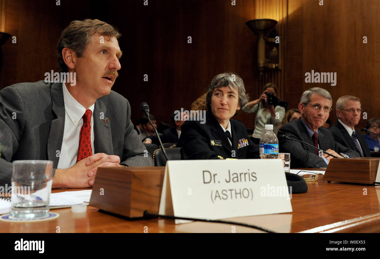 Paolo Jarris, direttore esecutivo della Associazione di stato territoriale e i funzionari sanitari, testimonia durante un senato stanziamenti del lavoro, la salute e i servizi umani, l'istruzione e le relative agenzie di audizione del sottocomitato sulla sanità pubblica risposta all'influenza suina sul Campidoglio di Washington il 28 aprile 2009. Con lui sono Adm posteriore. Anne Schuchat, interim vice direttore per la scienza e la sanità pubblica programma presso i centri per il controllo e la prevenzione delle malattie; Anthony Fauci, direttore dell'Istituto Nazionale di allergia e malattie infettive; e John R. Clifford, MD, vice amministratore Foto Stock