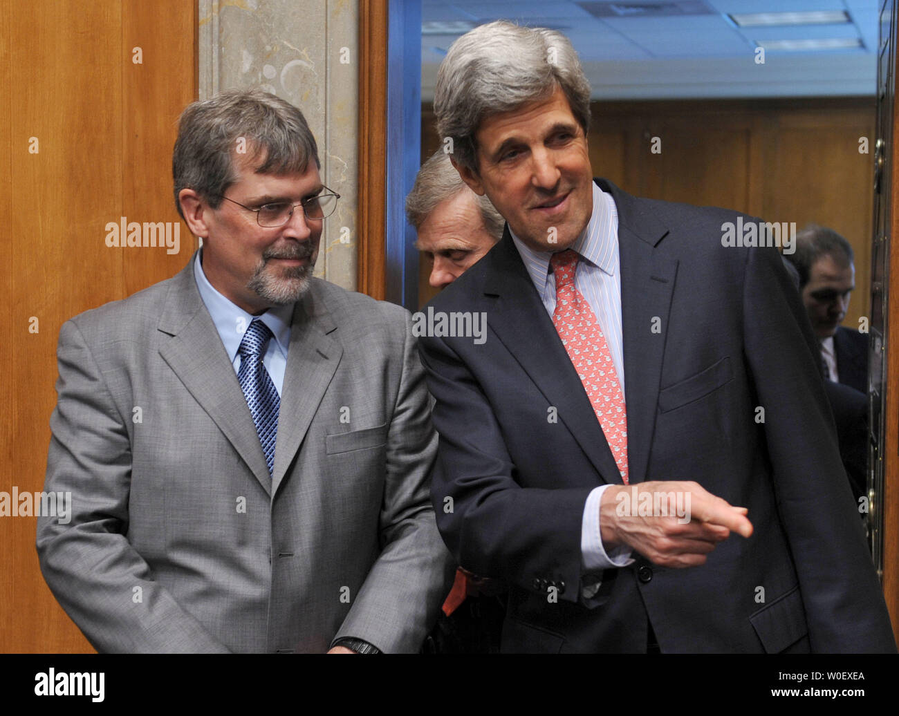 Il capitano Richard Phillips (L), maestro di Maersk Alabama, che è stato tenuto in ostaggio da pirati somali il mese scorso, saluta il Senatore John Kerry (D-MA) prima di testimonianza prima un Senato Comitato delle Relazioni Estere audizione sul fronte della pirateria, sul colle del Campidoglio di Washington il 30 aprile 2009. (UPI foto/Kevin Dietsch) Foto Stock