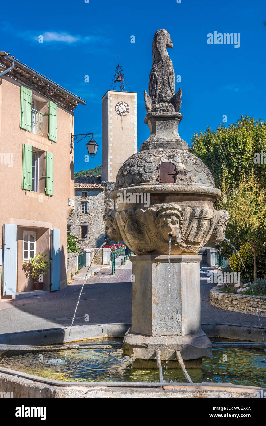 Francia, della Drôme Provenzale Baronnies Parco Naturale Regionale, Mollans-sur-Ouvèze, fontana dei Delfini e la torre campanaria (XVIII secolo) Foto Stock