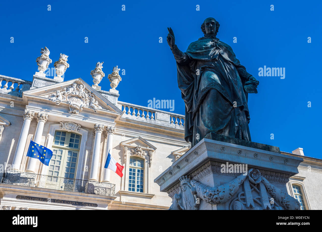 Francia, Vaucluse, Carpentras, vecchio Hotel-Dieu (XVIII secolo), ora Bibliothèque Musée Inguimbertine (Inguimbertine Library) statua di Dom Malachie d'Inguimbert (vescovo di Carpentras nel XVIII secolo) Foto Stock