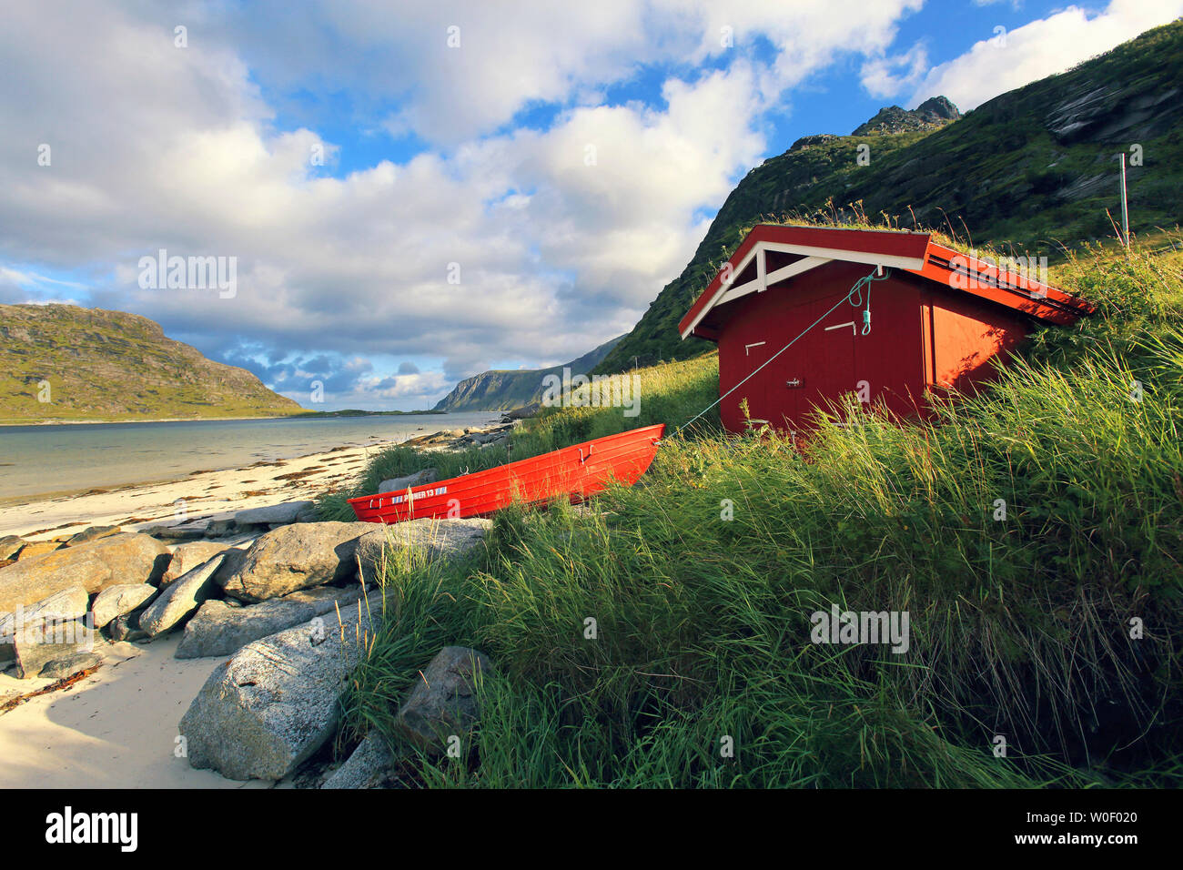 Norvegia Isole Lofoten Flakstadpollen bay, capanna rosso Foto Stock