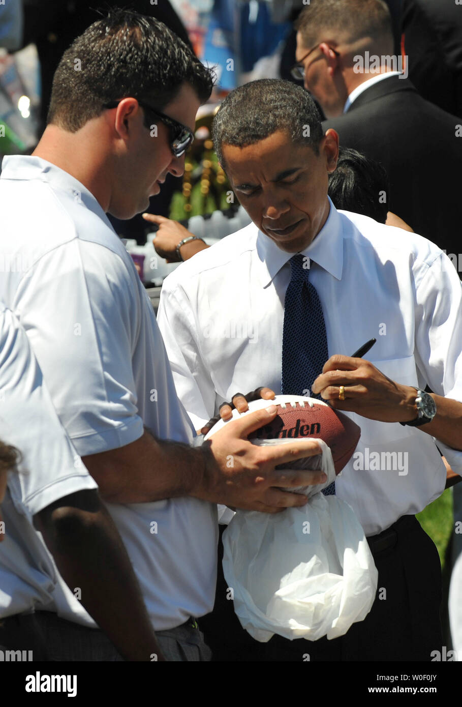 Il presidente Barack Obama segni un calcio al servizio di un evento in cui ha riconosciuto il 2009 Super Bowl champions Pittsburgh Steelers e riempito di pacchetti di cura, con lo Steelers, per i militari in servizio in Iraq e in Afghanistan, sul prato Sud della Casa Bianca a Washington il 21 maggio 2009. (UPI foto/Kevin Dietsch) Foto Stock