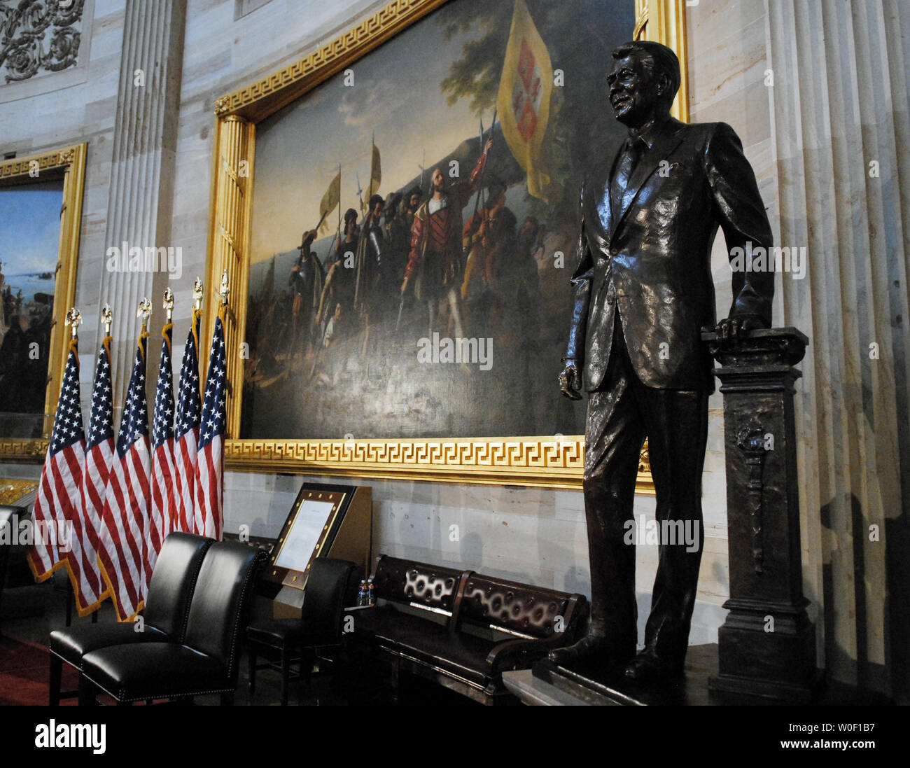 Una statua di ex U.S. Il Presidente Ronald Reagan si osserva dopo una cerimonia di inaugurazione nella Rotunda di U.S. Campidoglio di Washington il 3 giugno 2009. La statua diventerà parte della statuaria nazionale Hall raccolta. (UPI foto/Alexis C. Glenn) Foto Stock