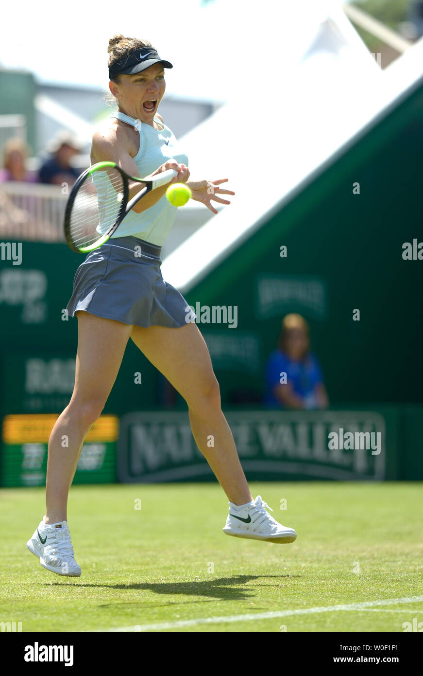 Simona Halep (Rou) perdendo sul Centre Court alla natura Valle internazionali di tennis in Devonshire Park, Eastbourne, Regno Unito. 27 giu 2019. Foto Stock