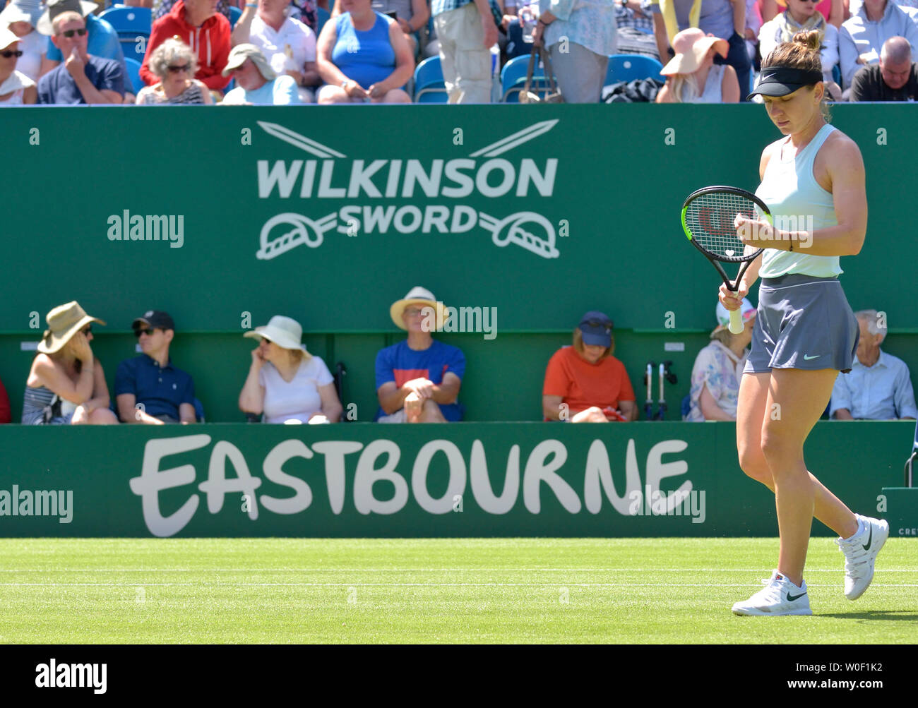 Simona Halep (Rou) perdendo sul Centre Court alla natura Valle internazionali di tennis in Devonshire Park, Eastbourne, Regno Unito. 27 giu 2019. Foto Stock