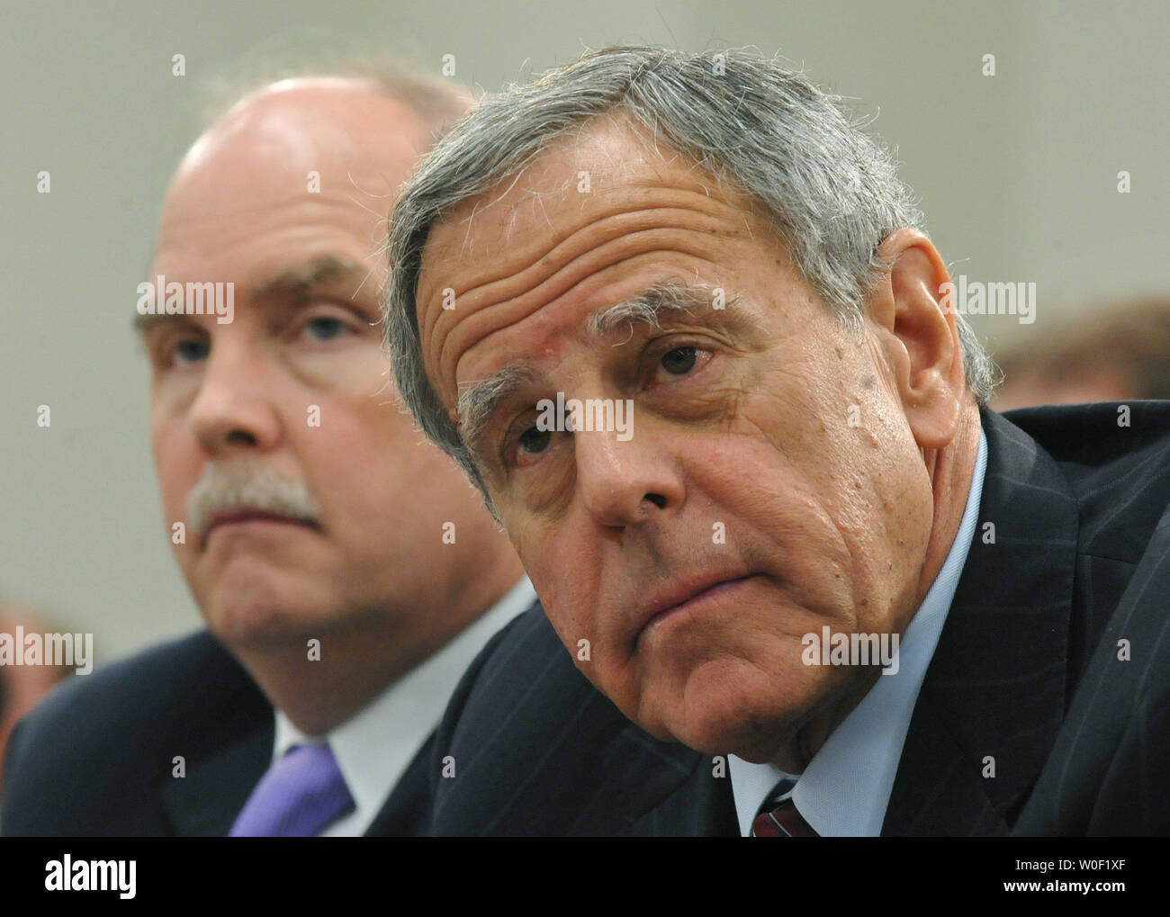 James premere (R), il presidente di Chrysler Group LLC e Fritz Henderson, CEO di General Motors, testimoniare davanti a una casa energia e commercio Comitato audizione sul GM e Chrysler concessionaria chiusure e ristrutturazione, sulla Capitol Hill a Washington il 12 giugno 2009. (UPI foto/Kevin Dietsch) Foto Stock