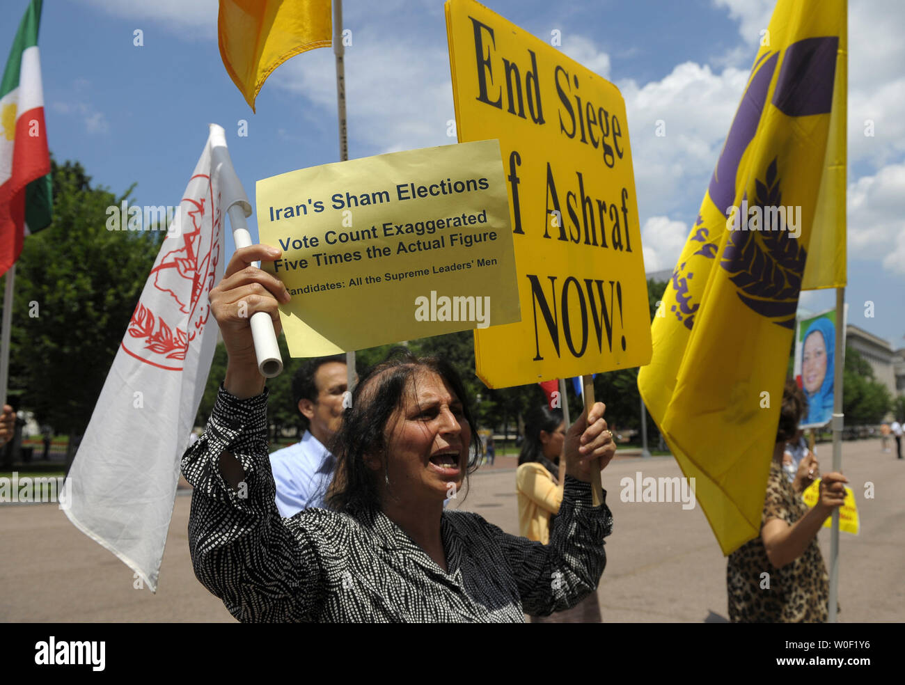 I membri della comunità iraniana protesta dell'Iran elezioni, chiedendo loro una farsa, di fronte alla Casa Bianca a Washington il 12 giugno 2009. (UPI foto/Kevin Dietsch) Foto Stock