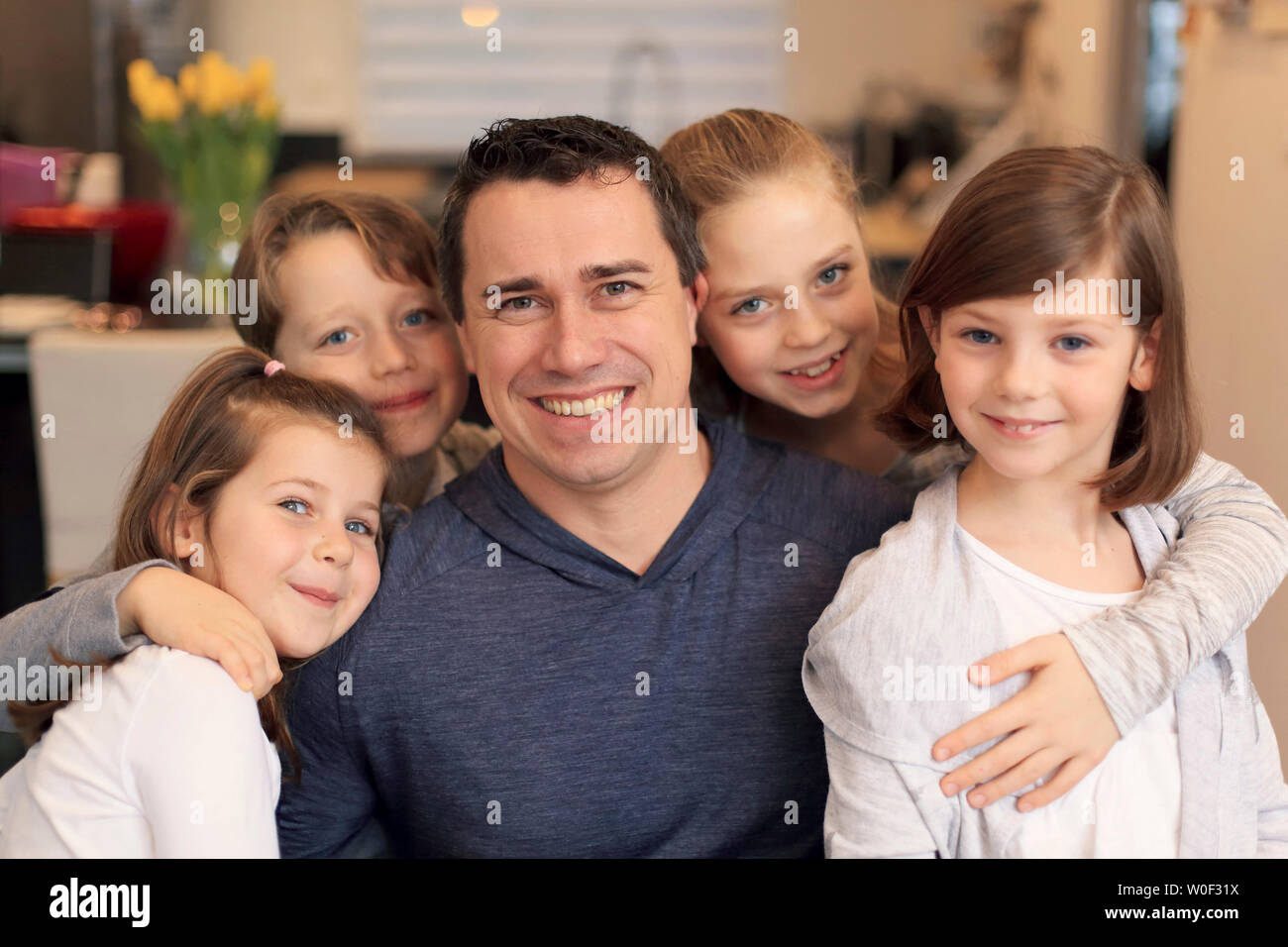 Unico padre e i suoi figli. Foto Stock