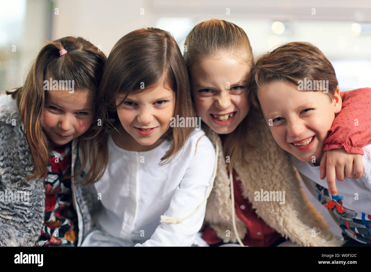 Quattro bambini insoddisfatti Foto Stock