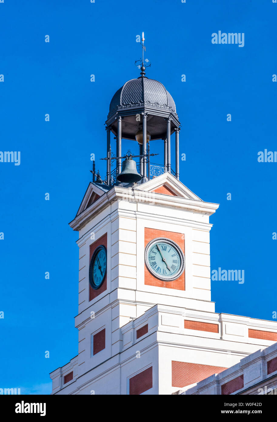 Spagna, Madrid, il centro, la Puerta del Sol, Torre dell'orologio su la  Casa de Correos Foto stock - Alamy
